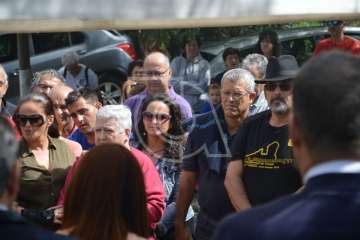 Emotivo acto de descubrimiento de la placa del pasaje que recuerda al periodista Adolfo Santana en Cernícalos (Foto TA)